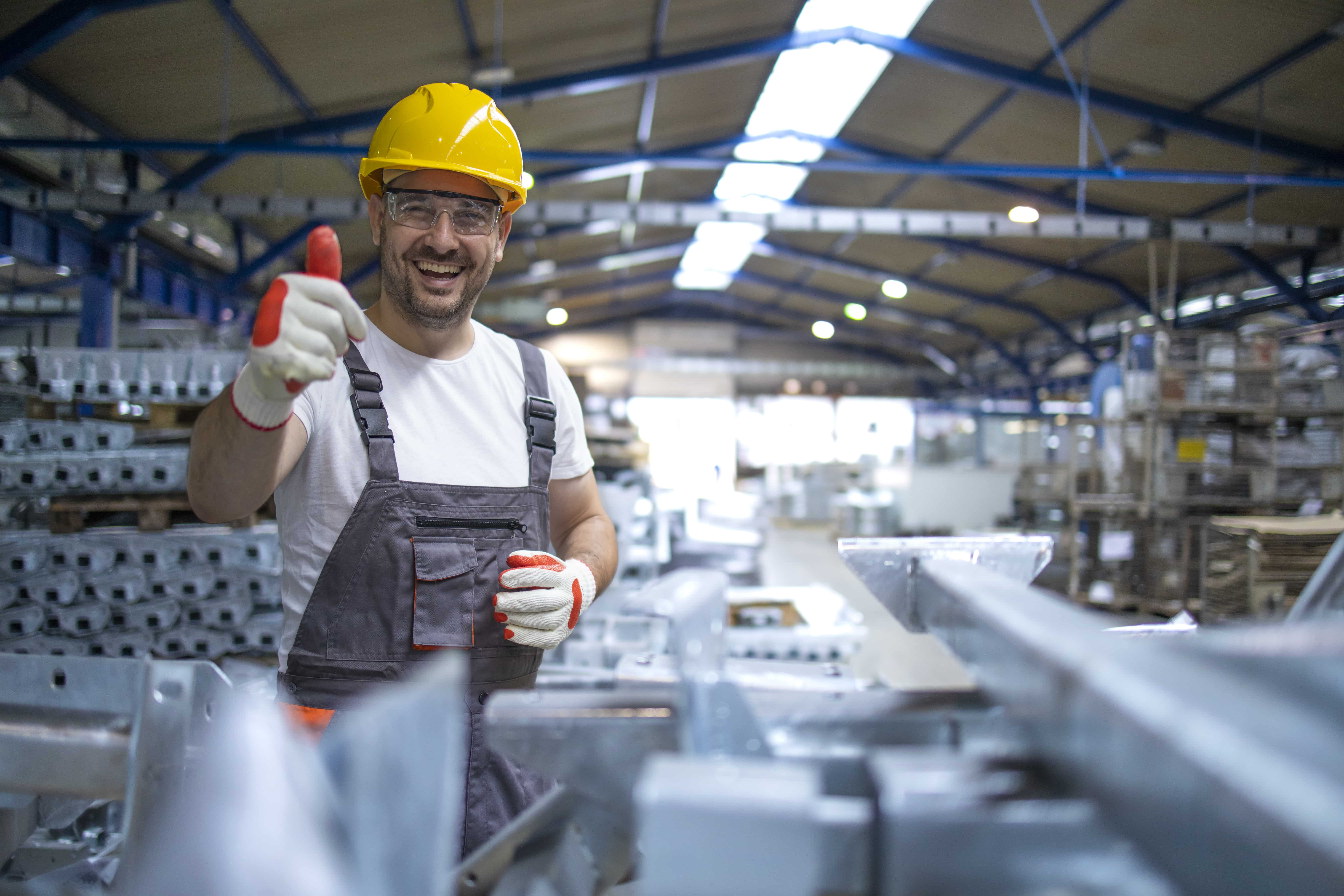 Photo d'un ouvrier usine avec équipement de protection