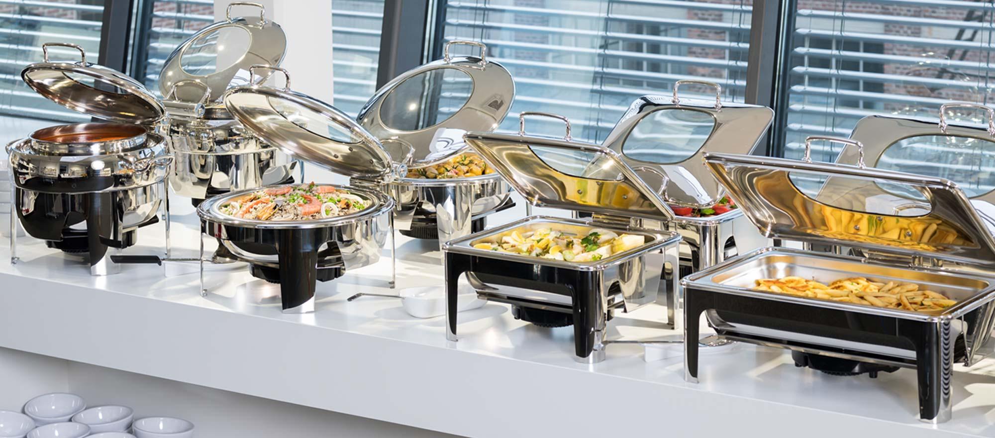 Chafing dish de qualité professionnelle pour les buffets ; ils permettent de garder les plats au chaud la durée du petit déjeuner.