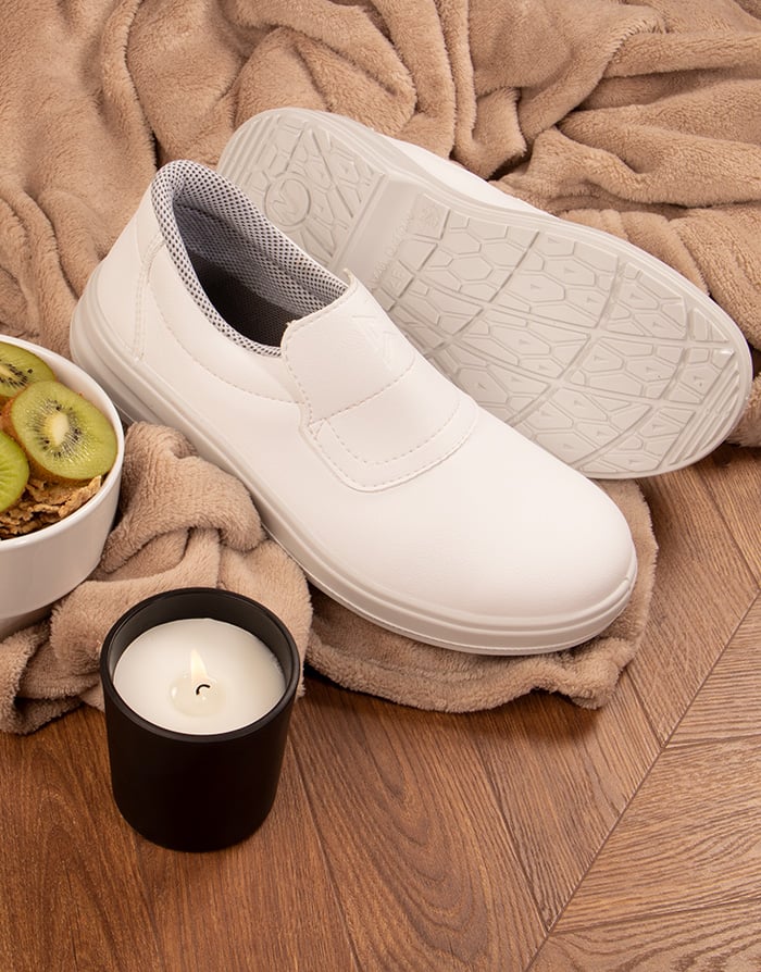 Chaussures blanches de sécurité pour les professionnels de la restauration.