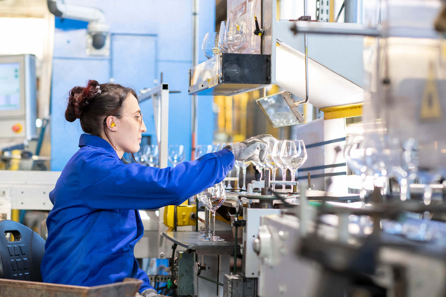 Photo d'une personne qui travail sur la production de verres