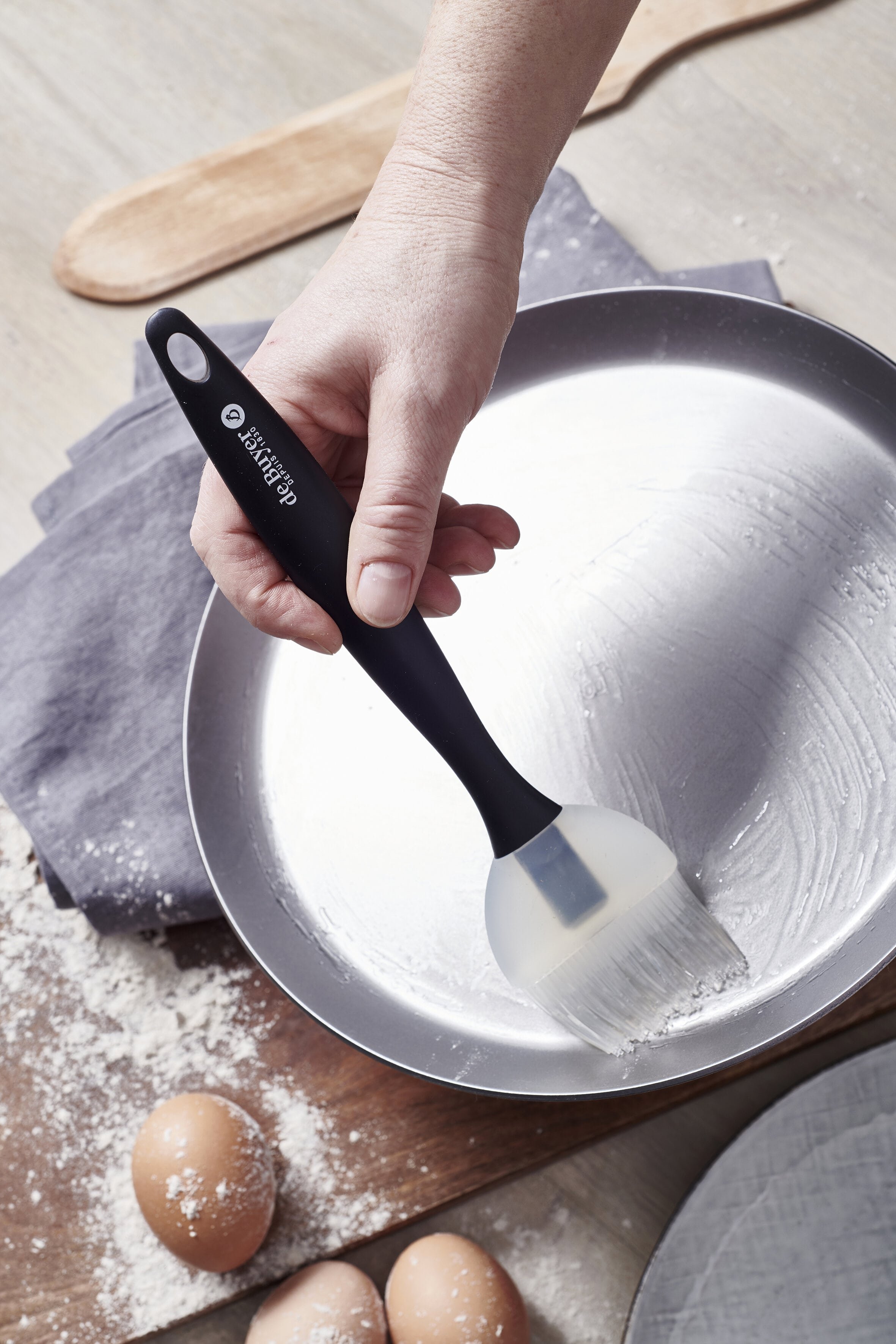 Pinceau à pâtisserie et poêle en inox de la marque De Buyer.