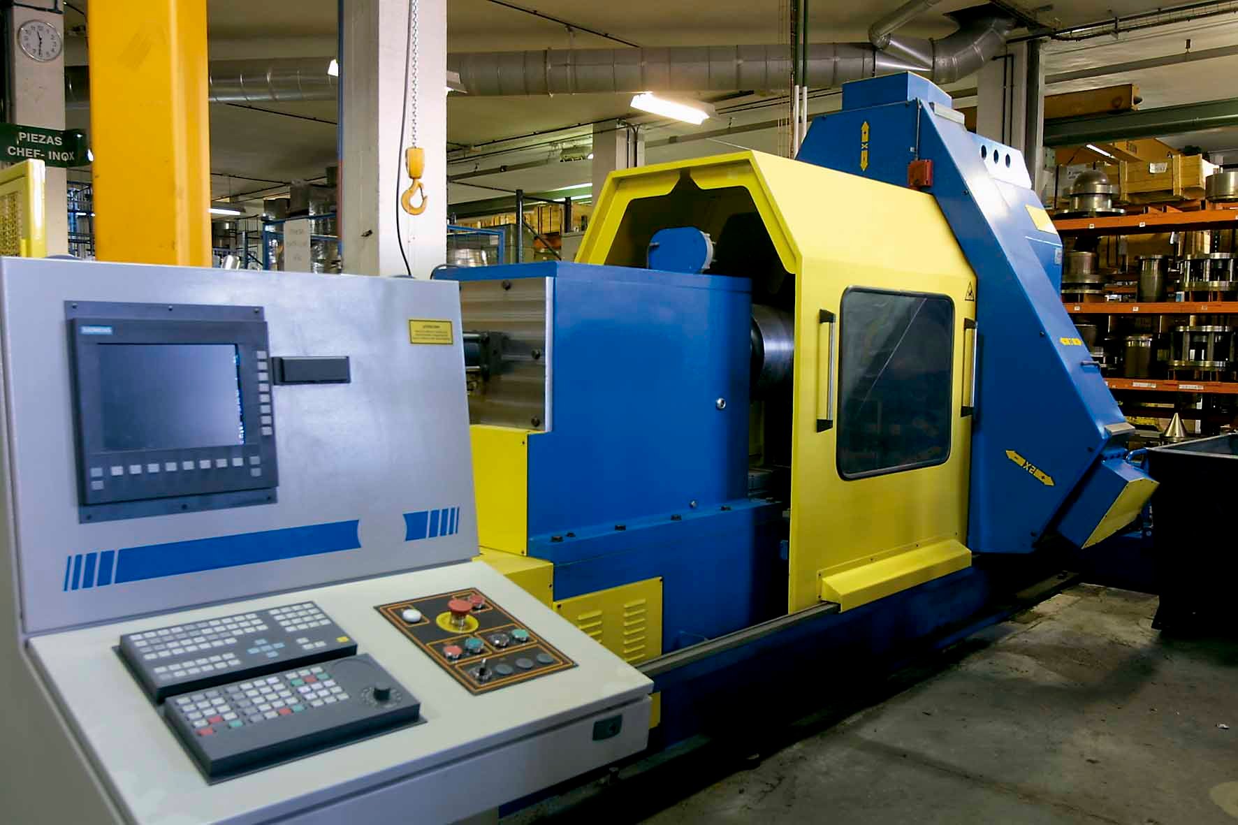 Vue de l'intérieur de l'usine Lacor : une machine de production.