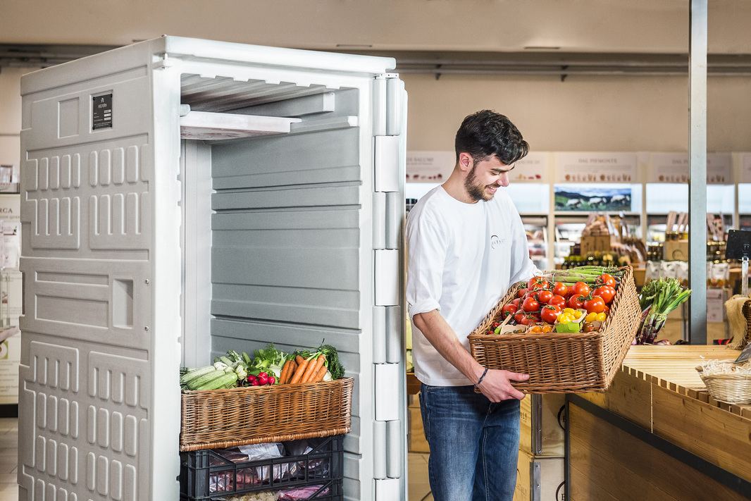 Photo d'un employé qui remplis un frigo Melform