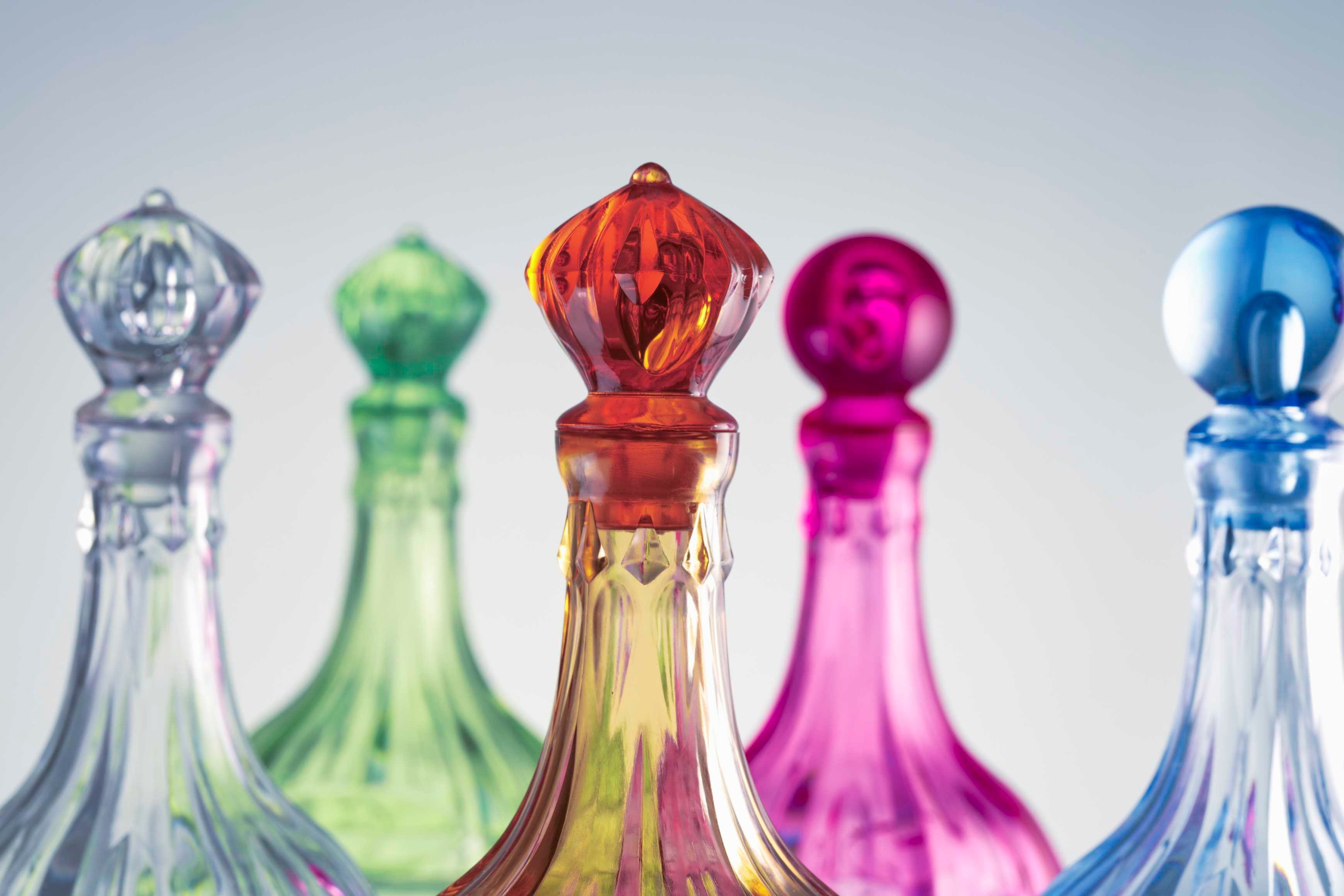 Carafes de diverses couleurs (vert, orange, rose, bleu...) en polypropylène de la marque Saint-Romain.