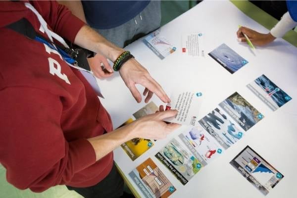 Photo d'un bureau et une équipe qui travaillent sur des images