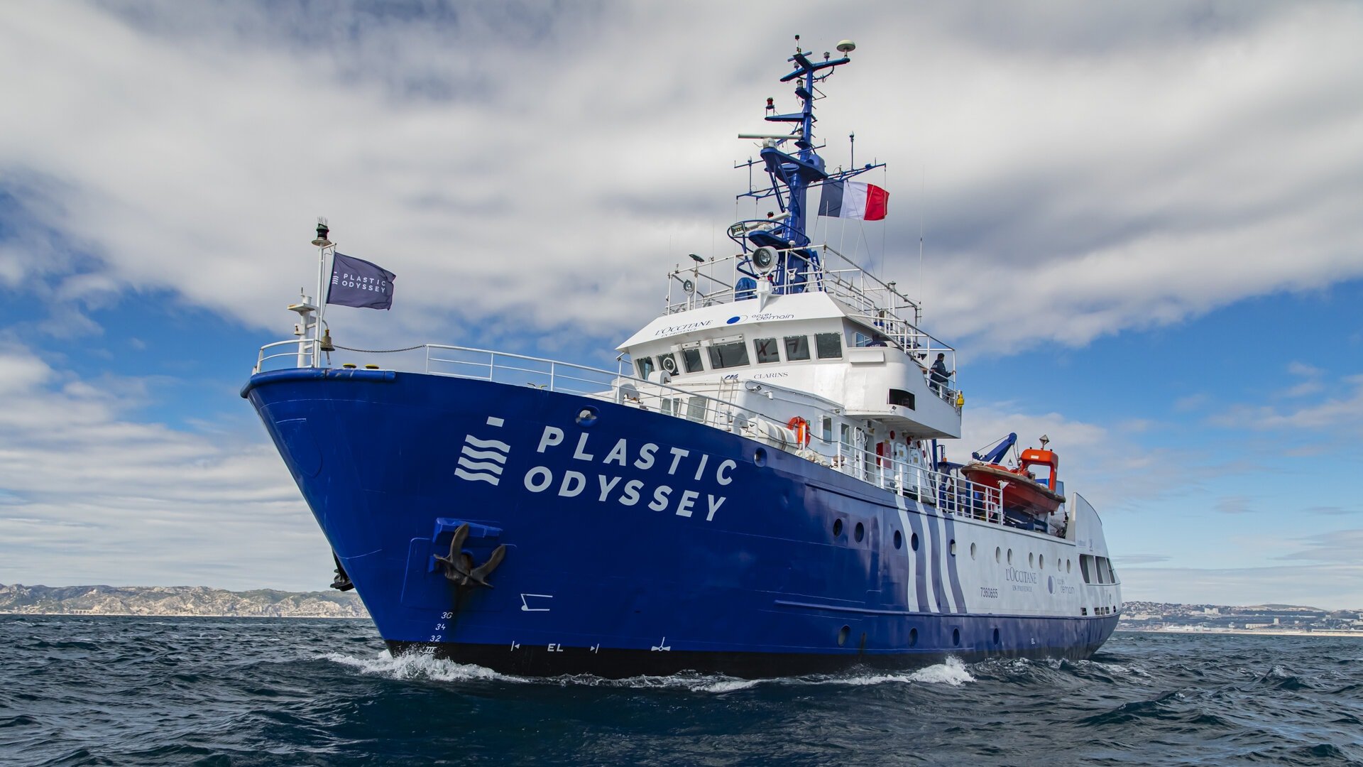 Vue d'ensemble du bateau Plastic Odissey en mer.