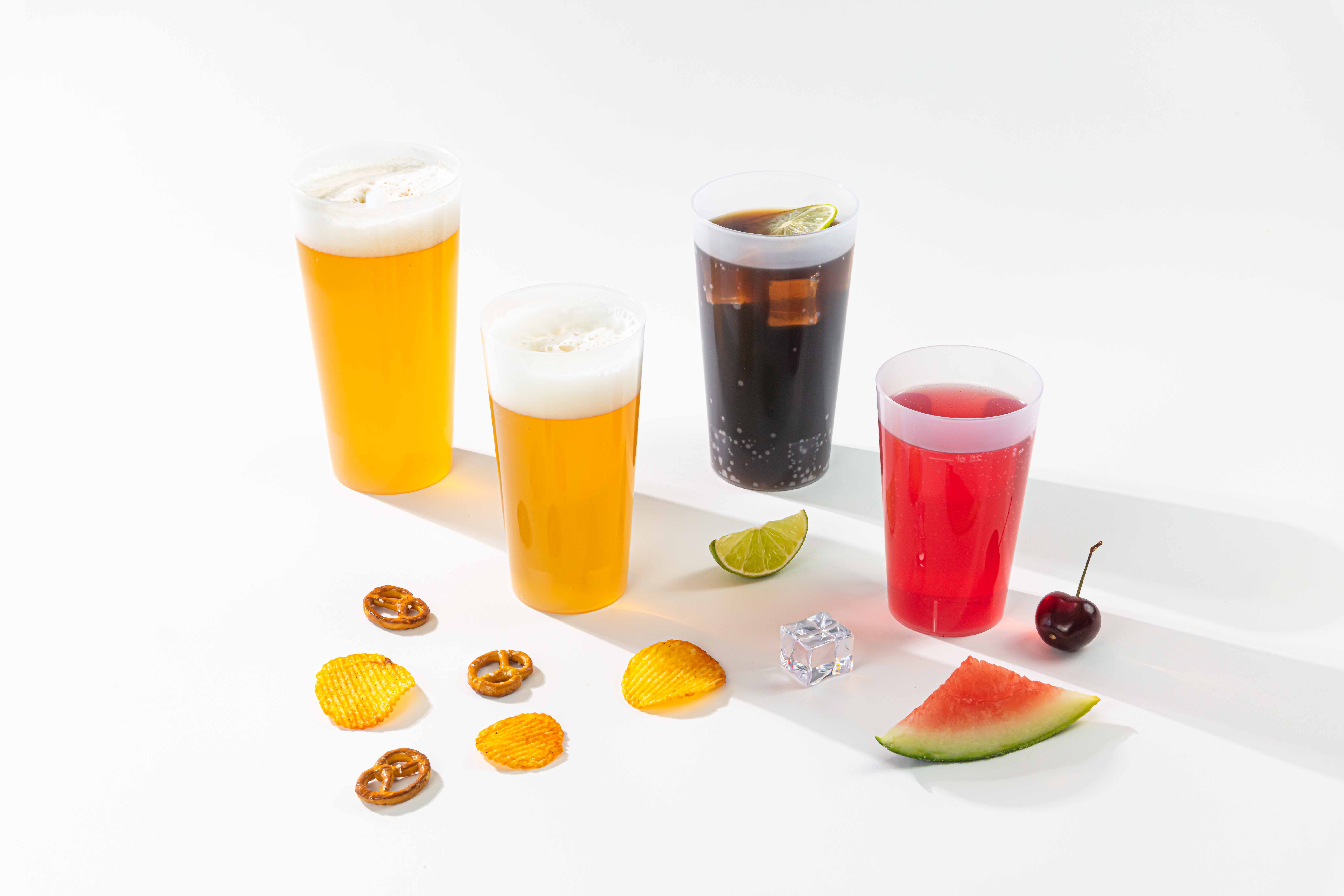 Photo de verres ecocups recyclable et recyclé avec de la grenadine du coca et d'autres boissons de la marque Alphaform