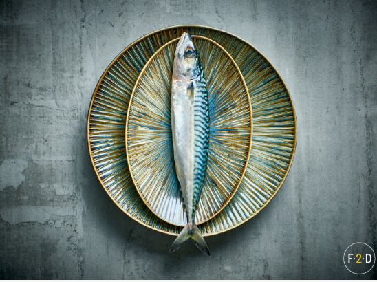 Vaisselle en porcelaine de la marque Fine 2 Dine avec un petit poisson au milieu