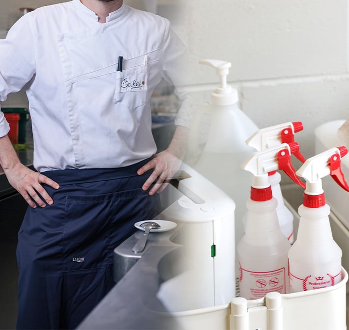 Photo de produits d'entretien et d'un mannequin homme portant veste et tablier de cuisinier professionnel.