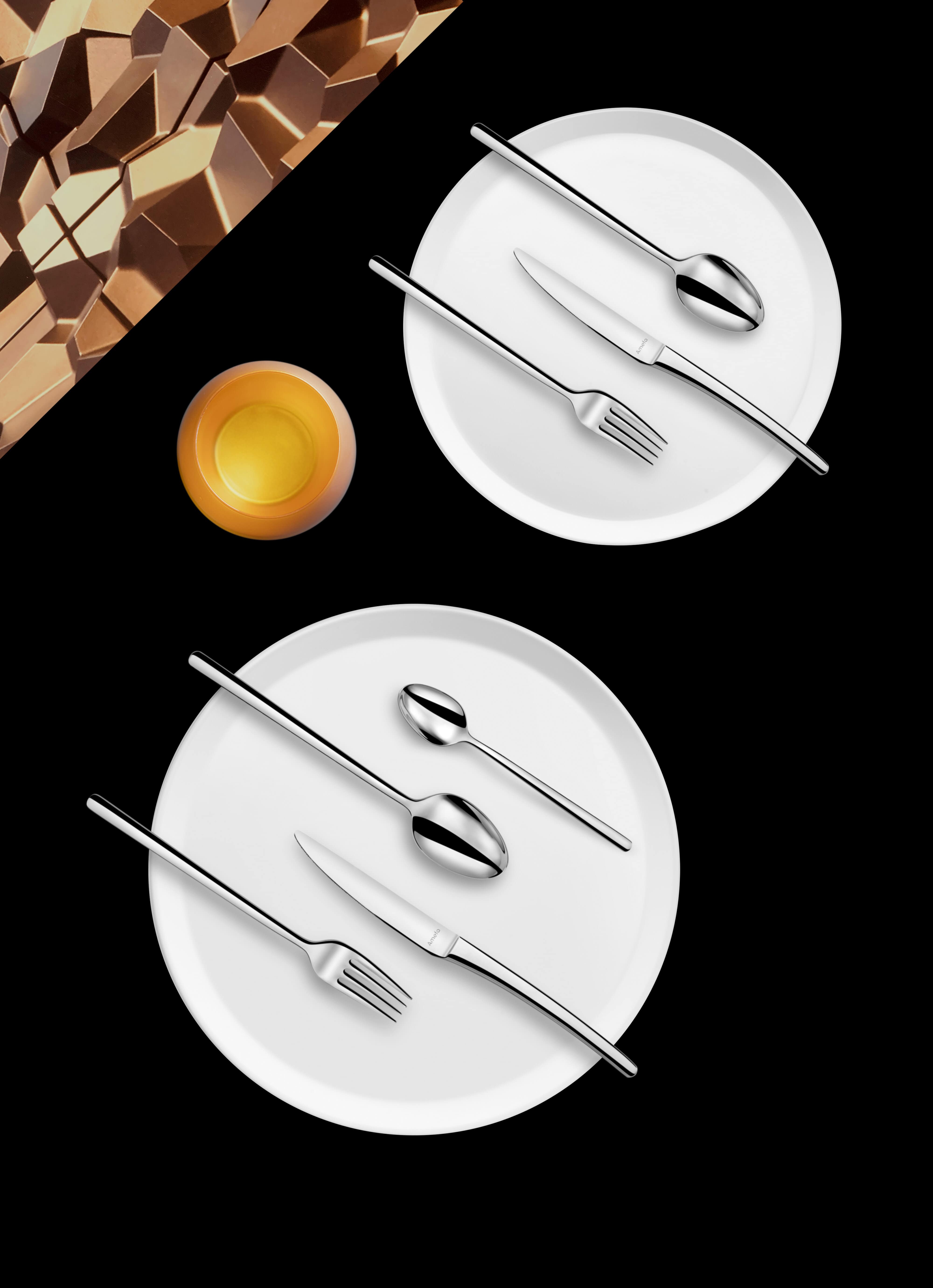 Deux assiettes plates en porcelaine blanche et deux sets de couverts de la marque Amefa.