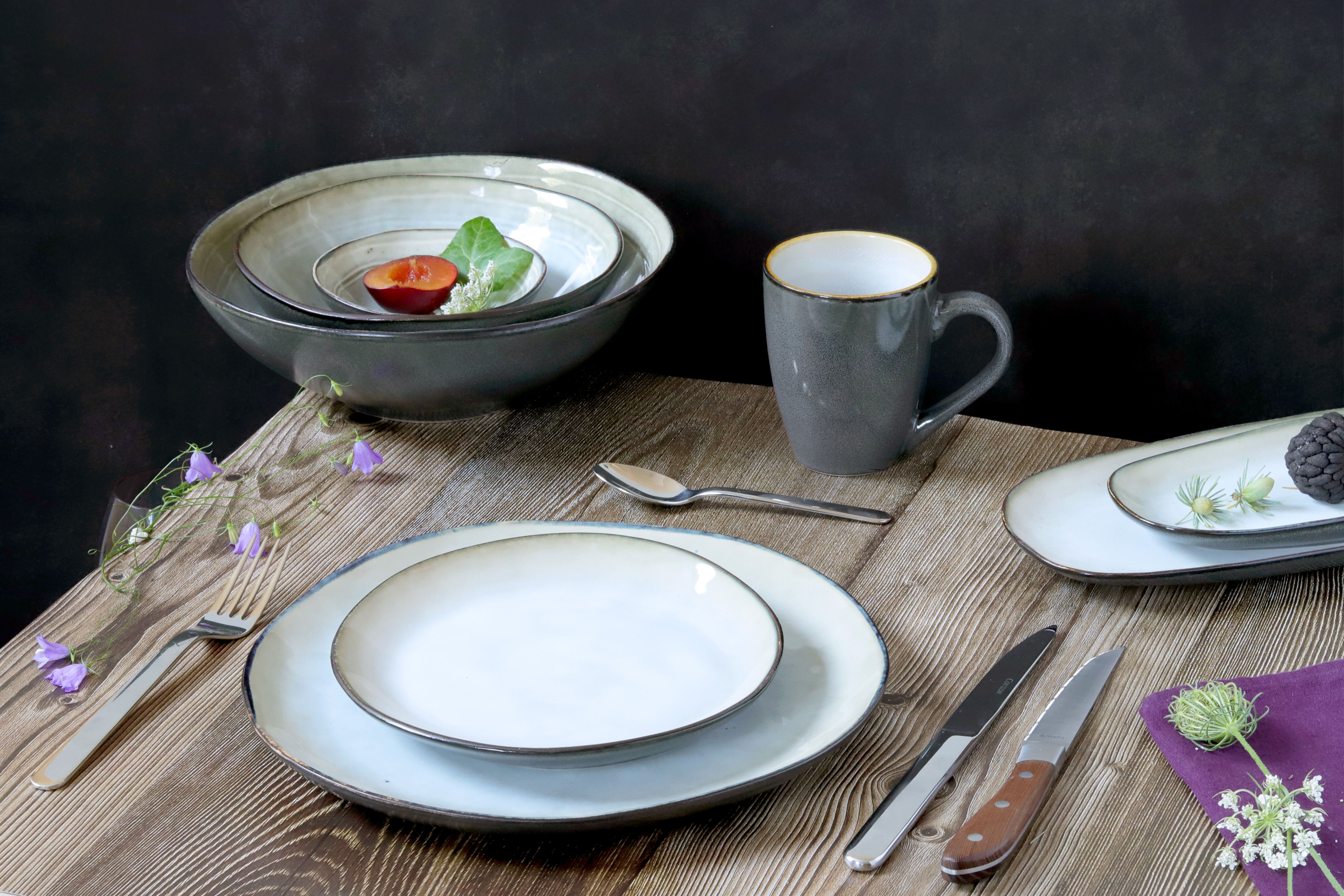 Un set d'assiettes, plats et bols en porcelaine de la marque Amefa.