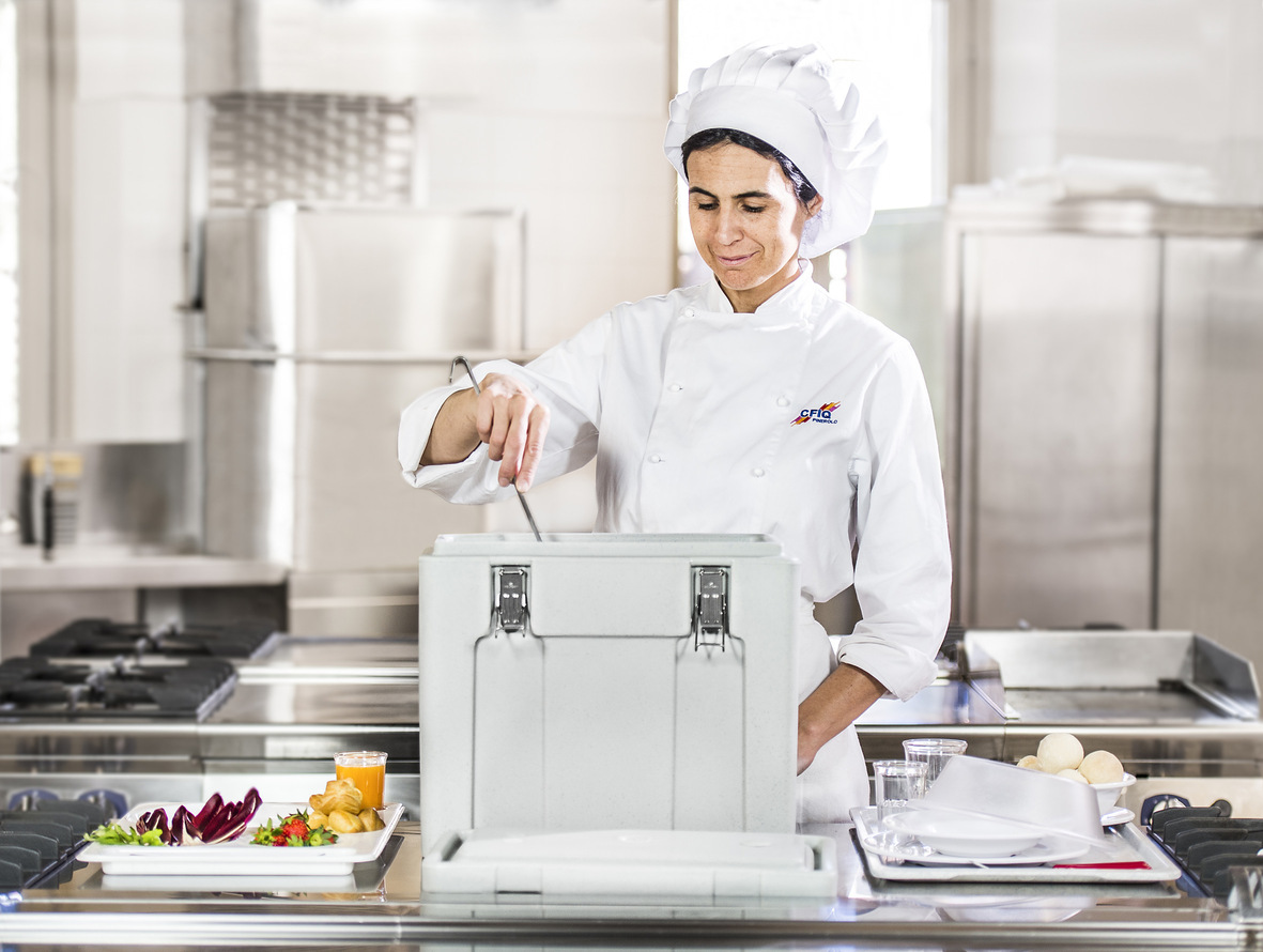 Cuisinière utilisant un bac isotherme 