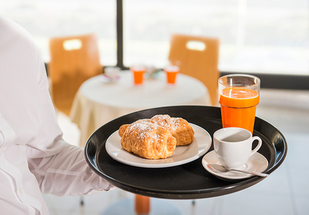 Photo d'un serveur tenant un petit déjeuner 